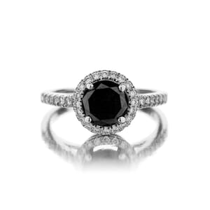 טבעת אירוסין אלגנטית ומעוצבת זהב לבן יהלום מרכזי שחור במשקל 1 קרט עם יהלומים משובצים מסביב ובצדדים מבט על 1006WA